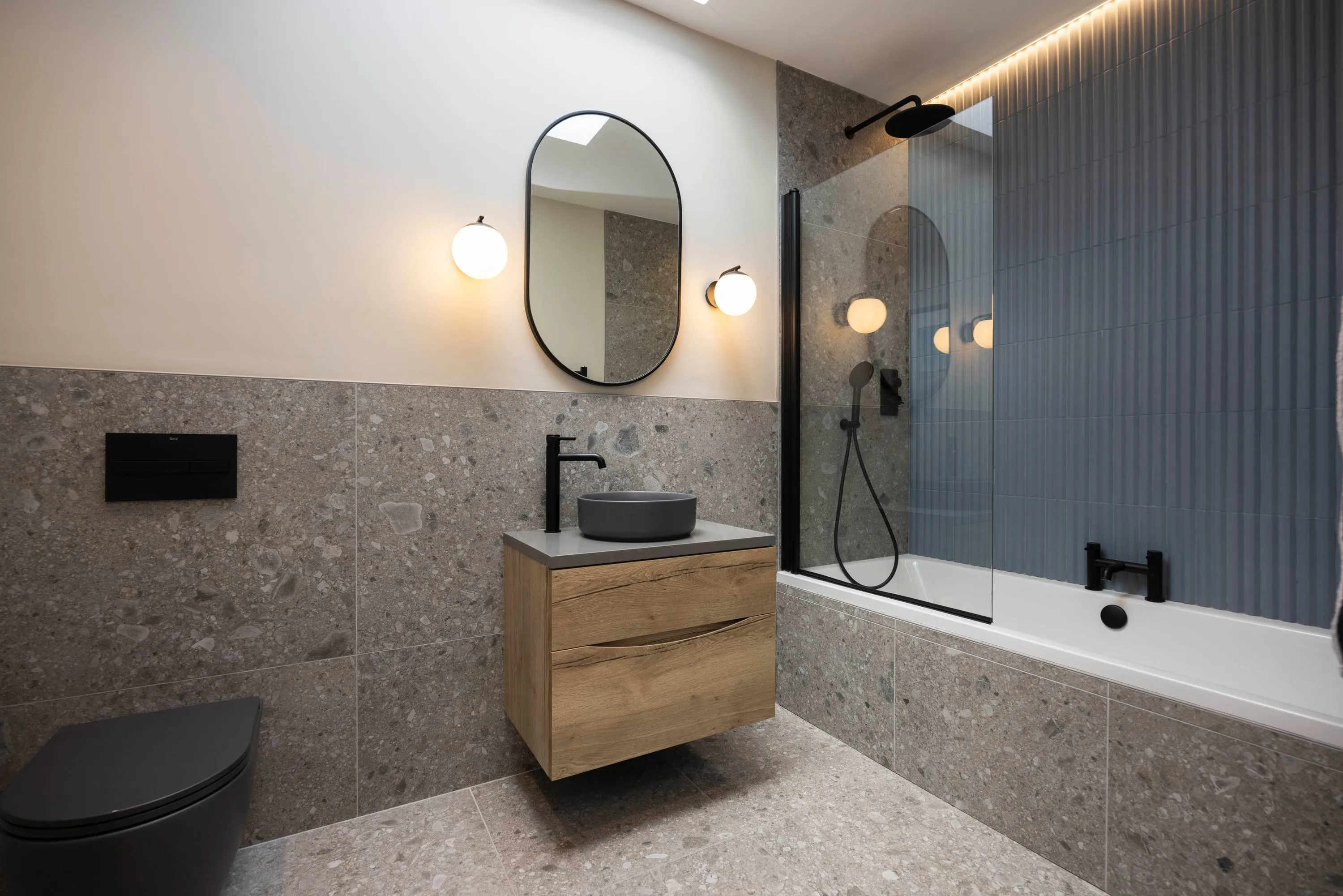 Family bathroom with fluted glass shower screen
