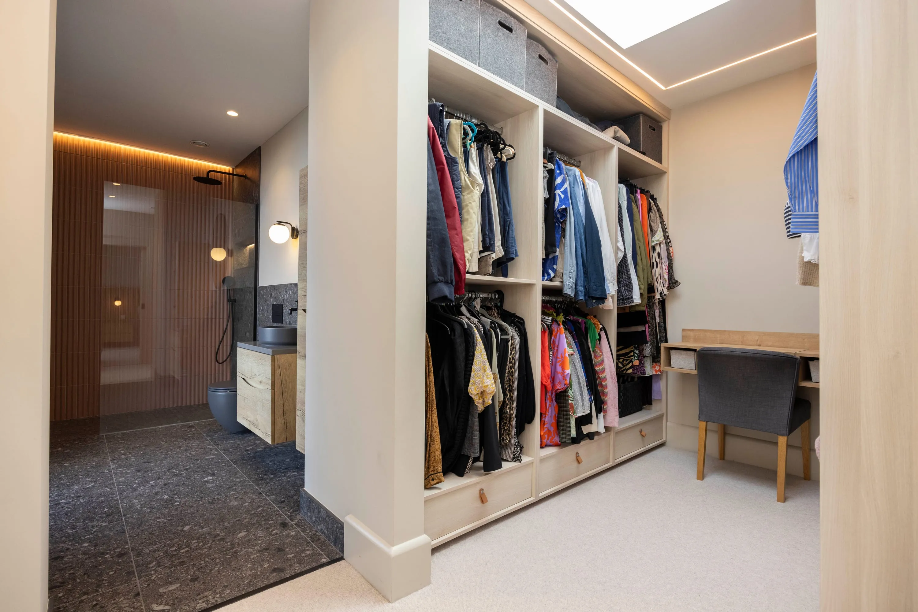 Dressing room with dressing table