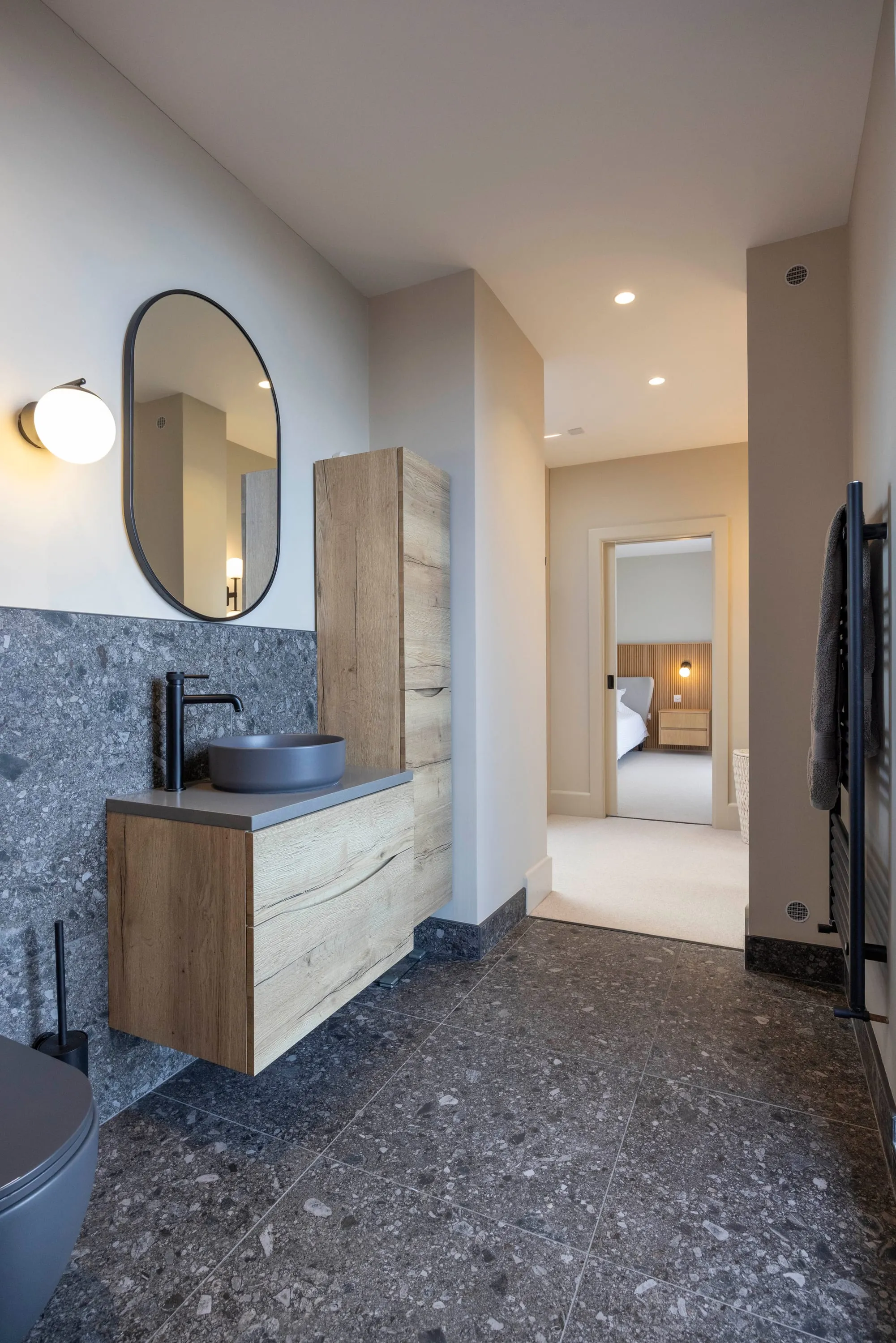 En suite vanity and mirror