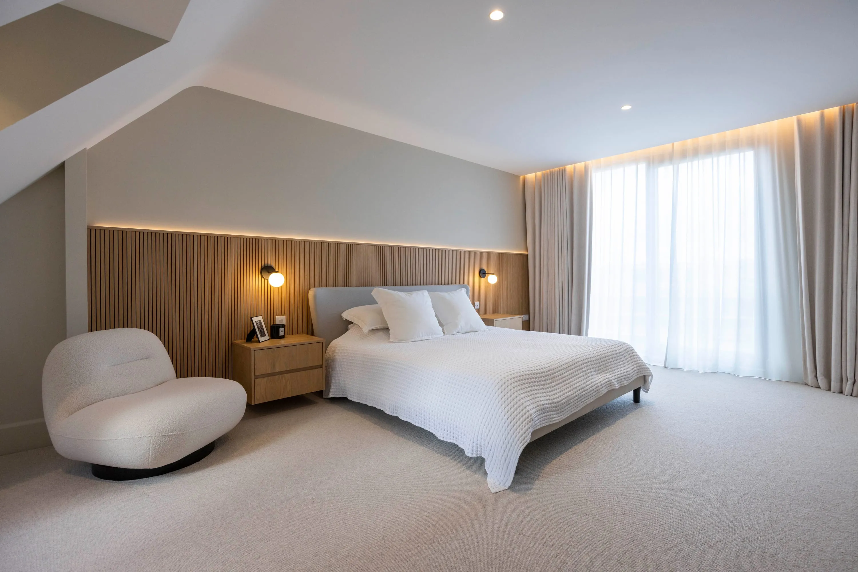 Principal bedroom under the vaulted ceiling
