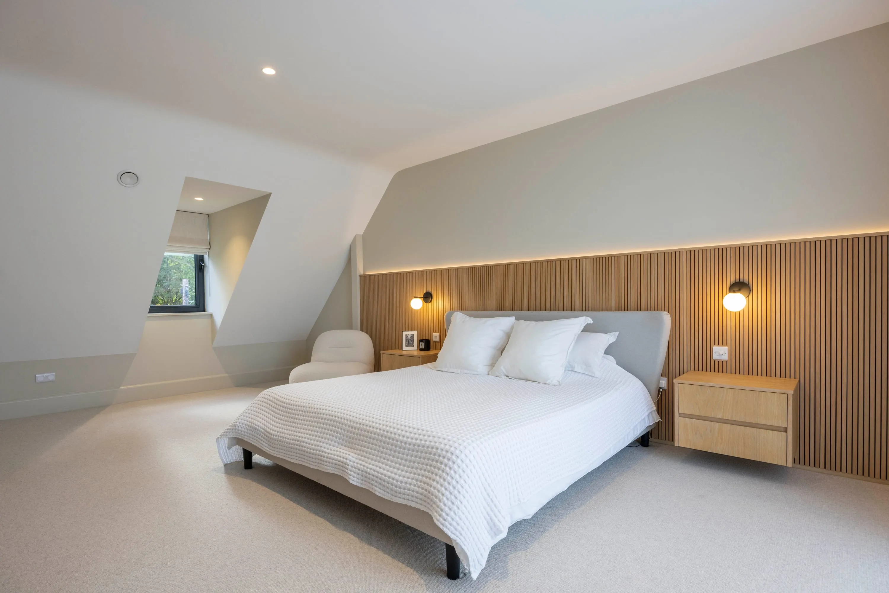 Principal bedroom with dormer window