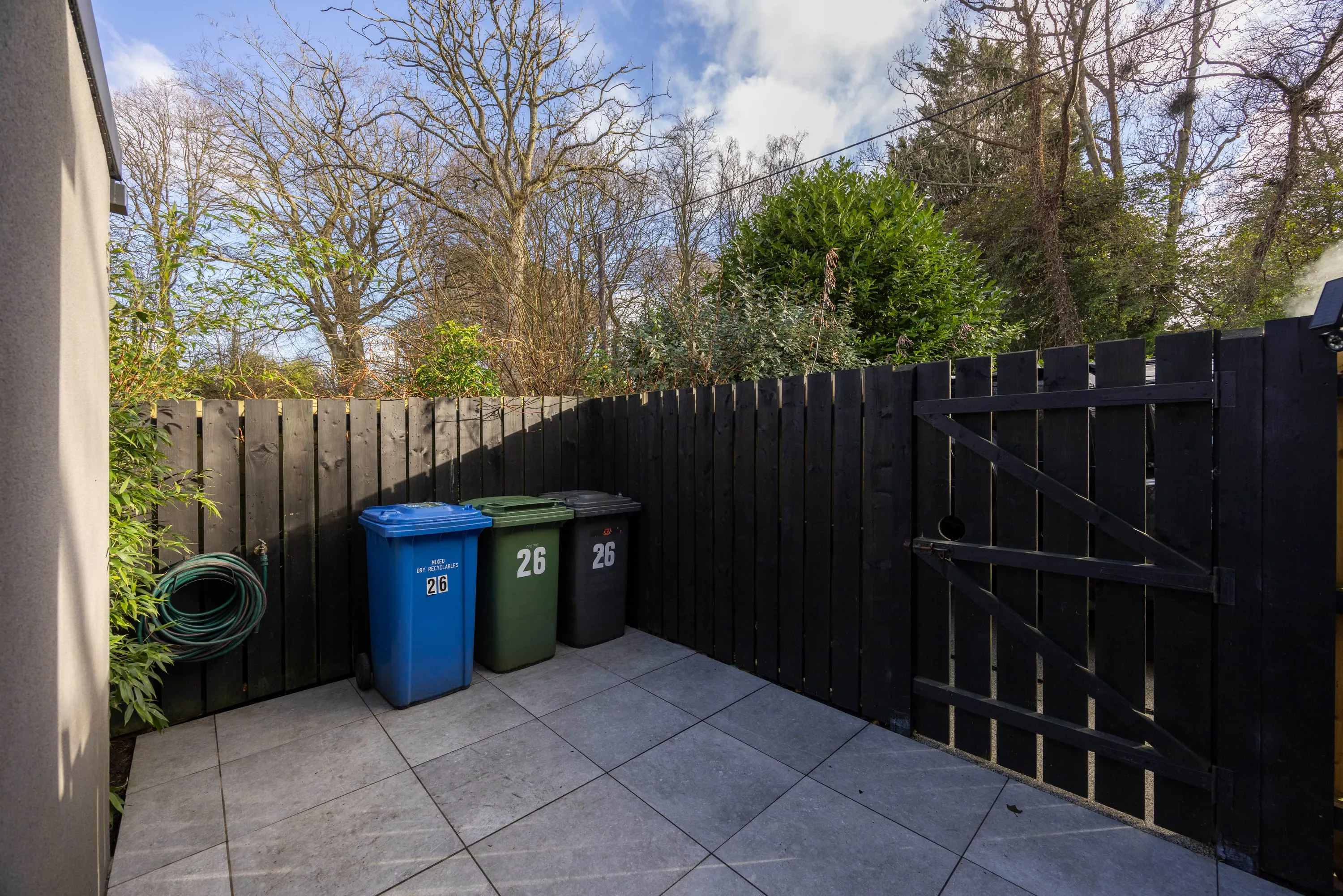 Bin store and side gate